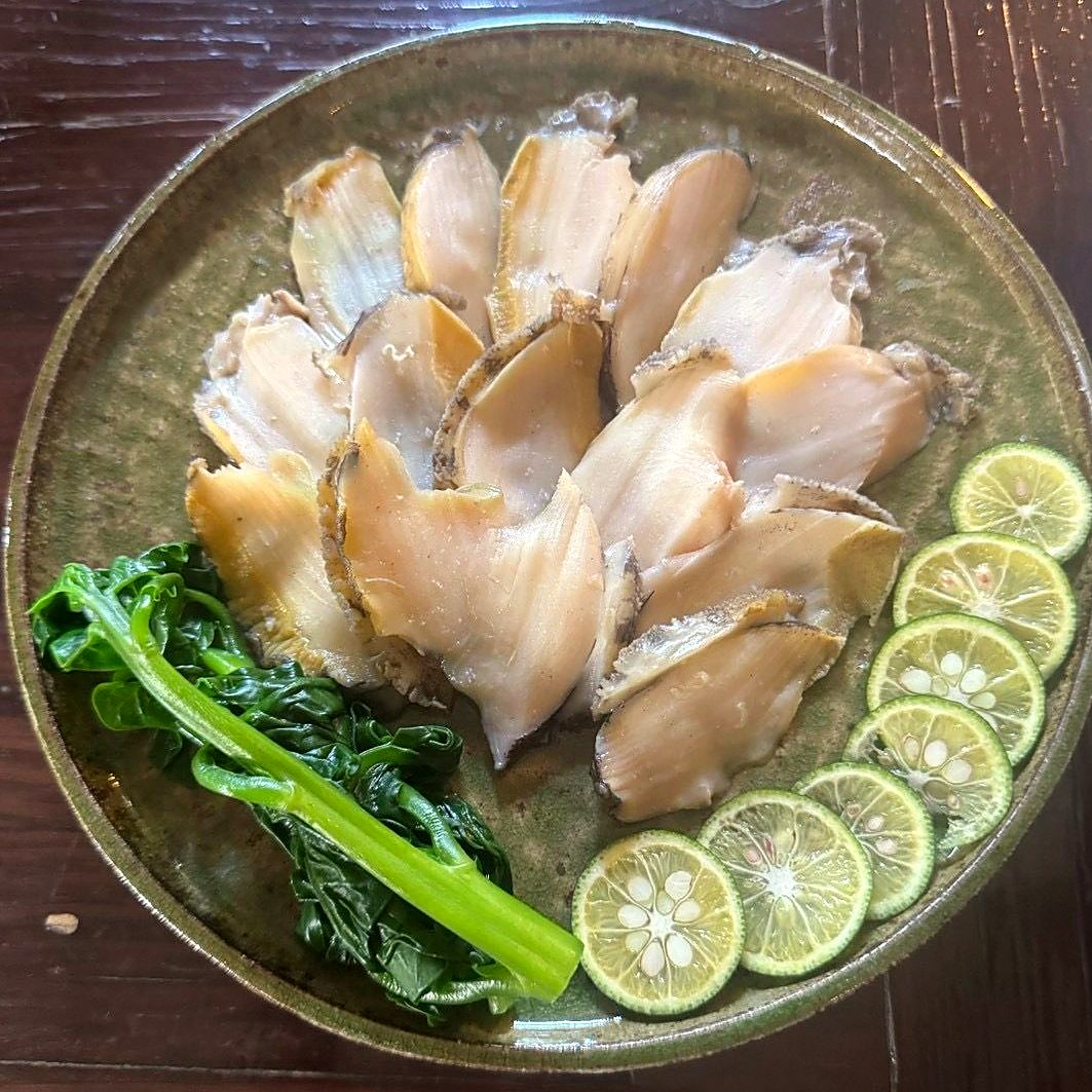 すだちを添えた鮑